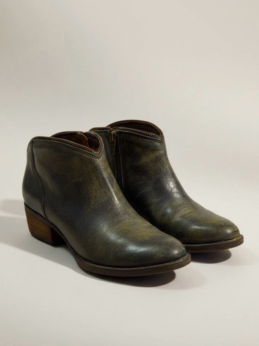 Very Volatile Los Angeles Women’s Size 10 Ankle Zipper Leater Booties.